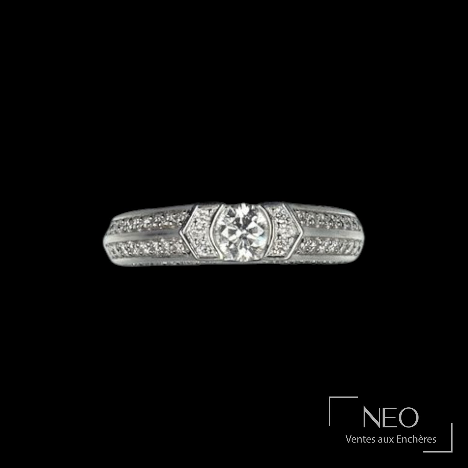 Bague en or gris 18K centrée d’un diamant taille brillant