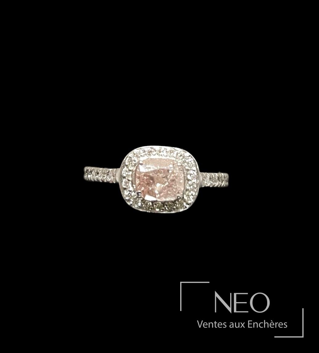 Bague en or gris 18 carats sertie d’un diamant rose et diamants