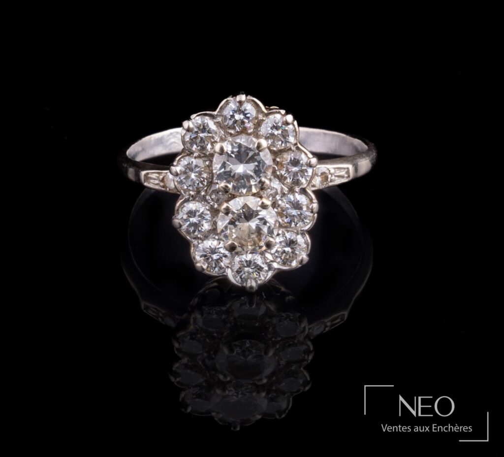 Bague en or gris sertie de diamants vue de face