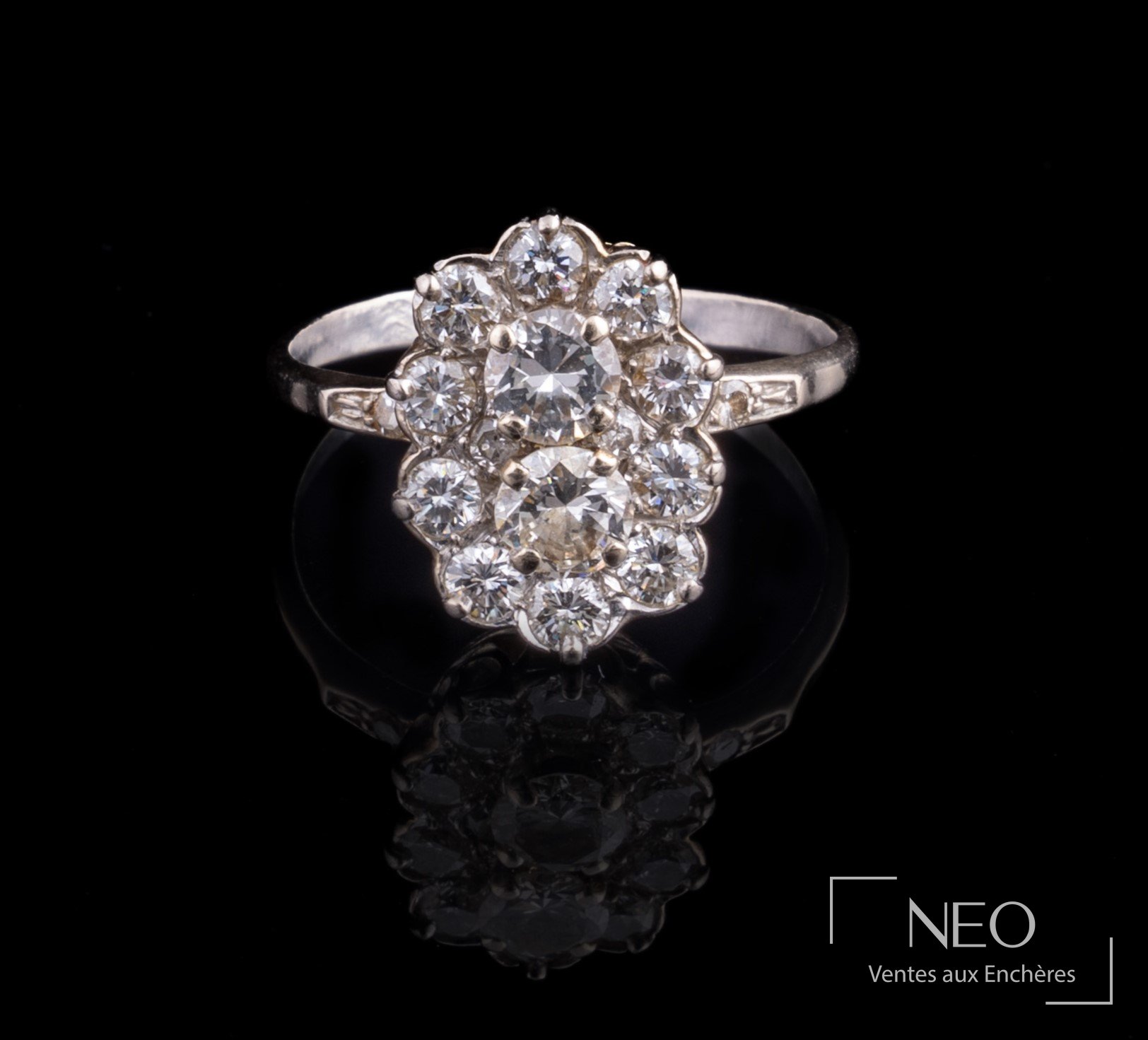 Bague en or gris sertie de diamants vue de face sur fond noir