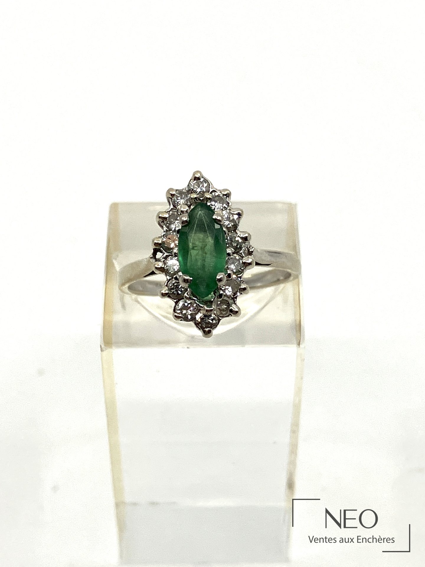 Bague en or gris 18 carats, pierre verte et diamants