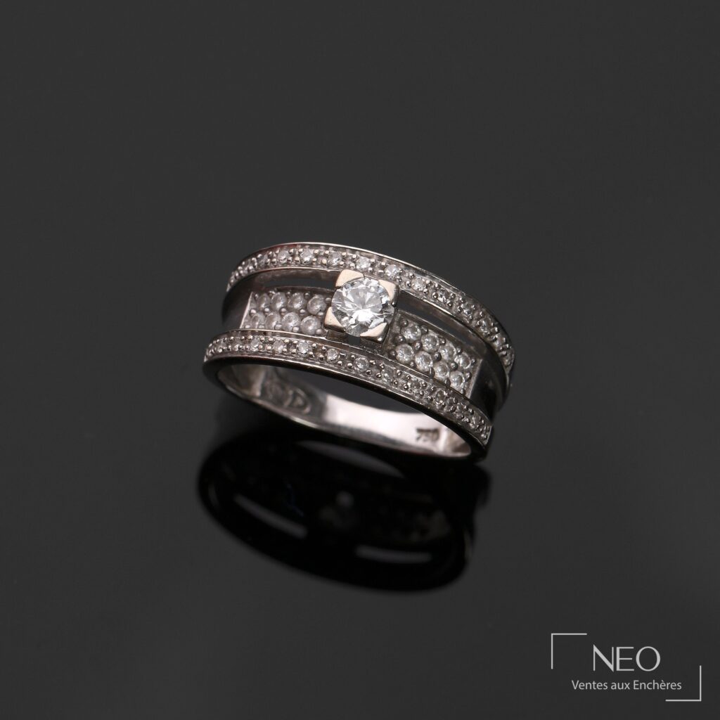 Bague en or gris à triples anneaux pavés de diamants