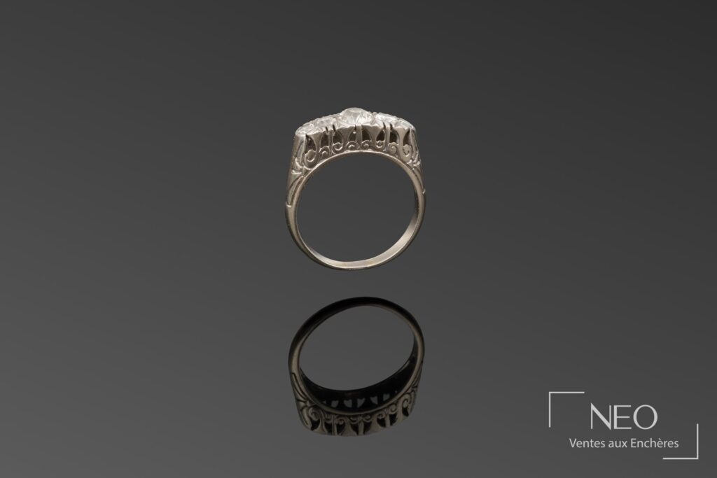 Bague en or gris sertie de cinq diamants