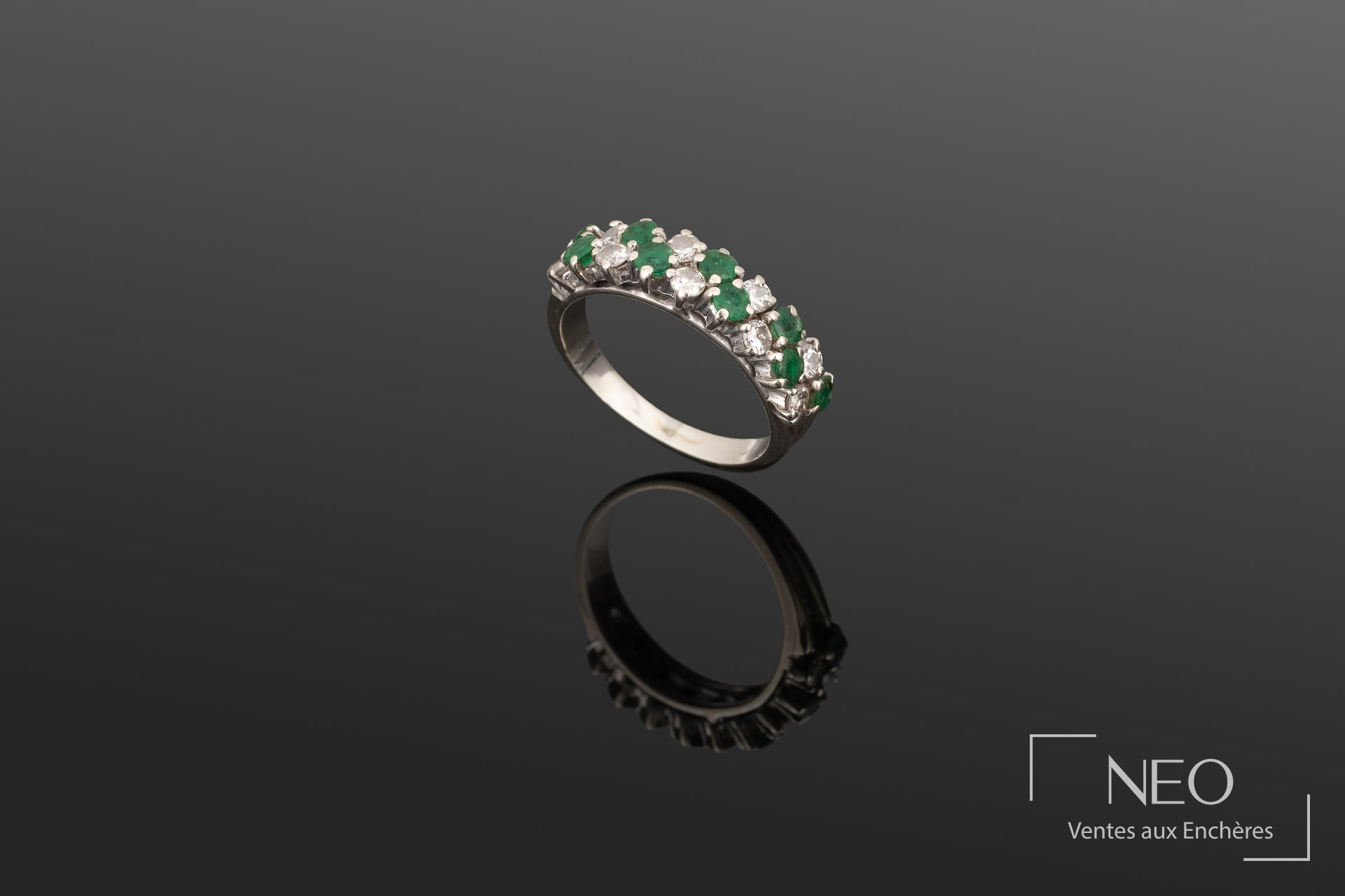 Bague en or gris 18K alternant diamants ronds et émeraudes rondes