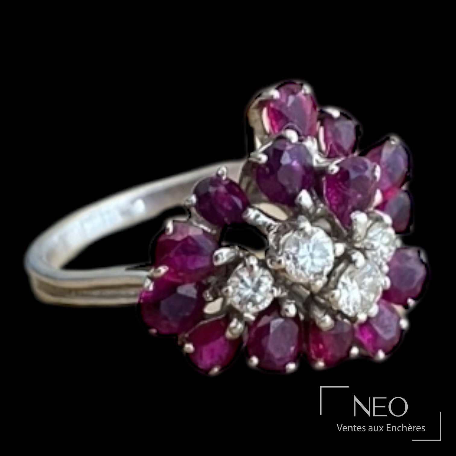 Bague en or gris 18 carats sertie de grenats et diamants