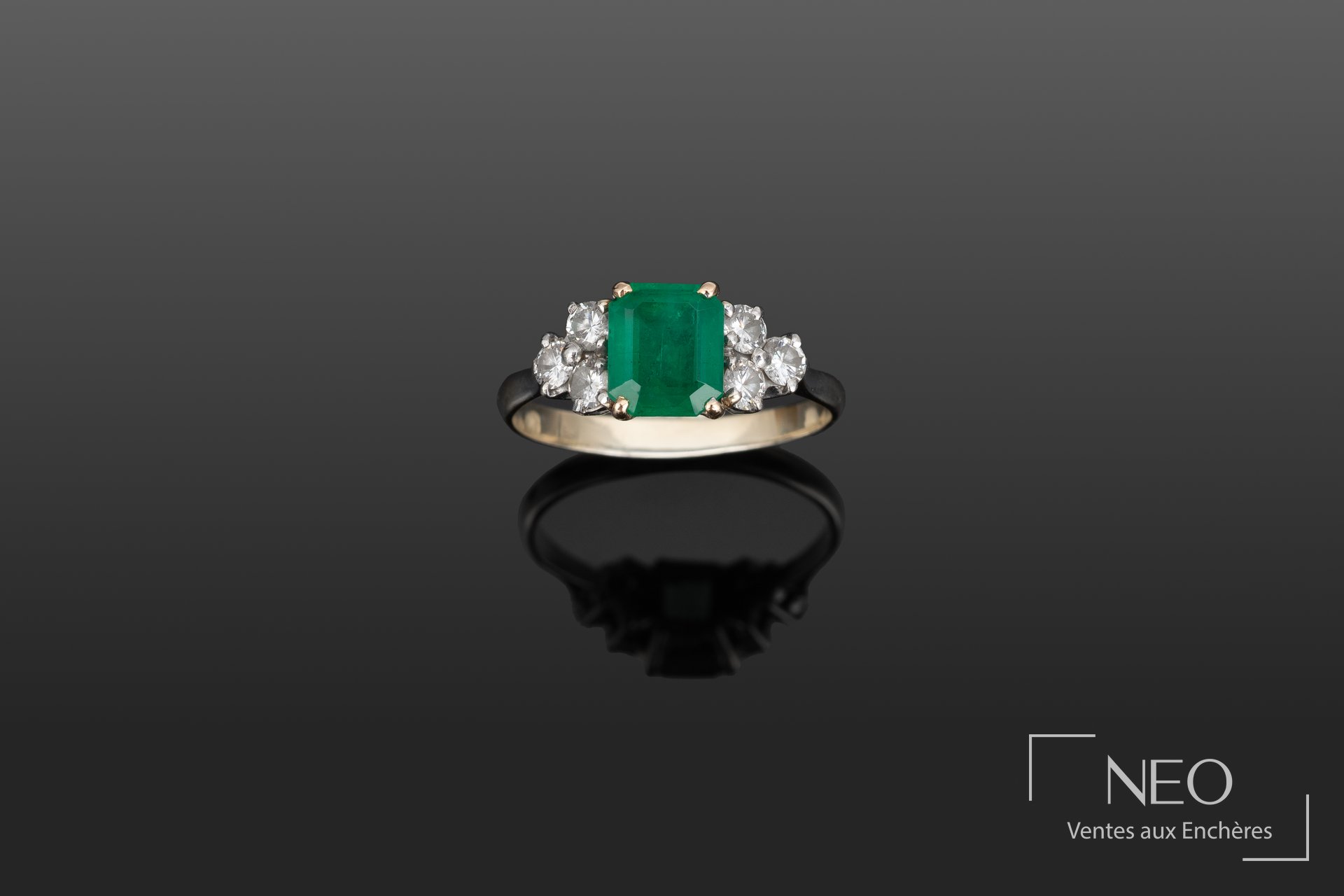 Bague en or gris et or jaune 18 carats, pierre verte et diamants