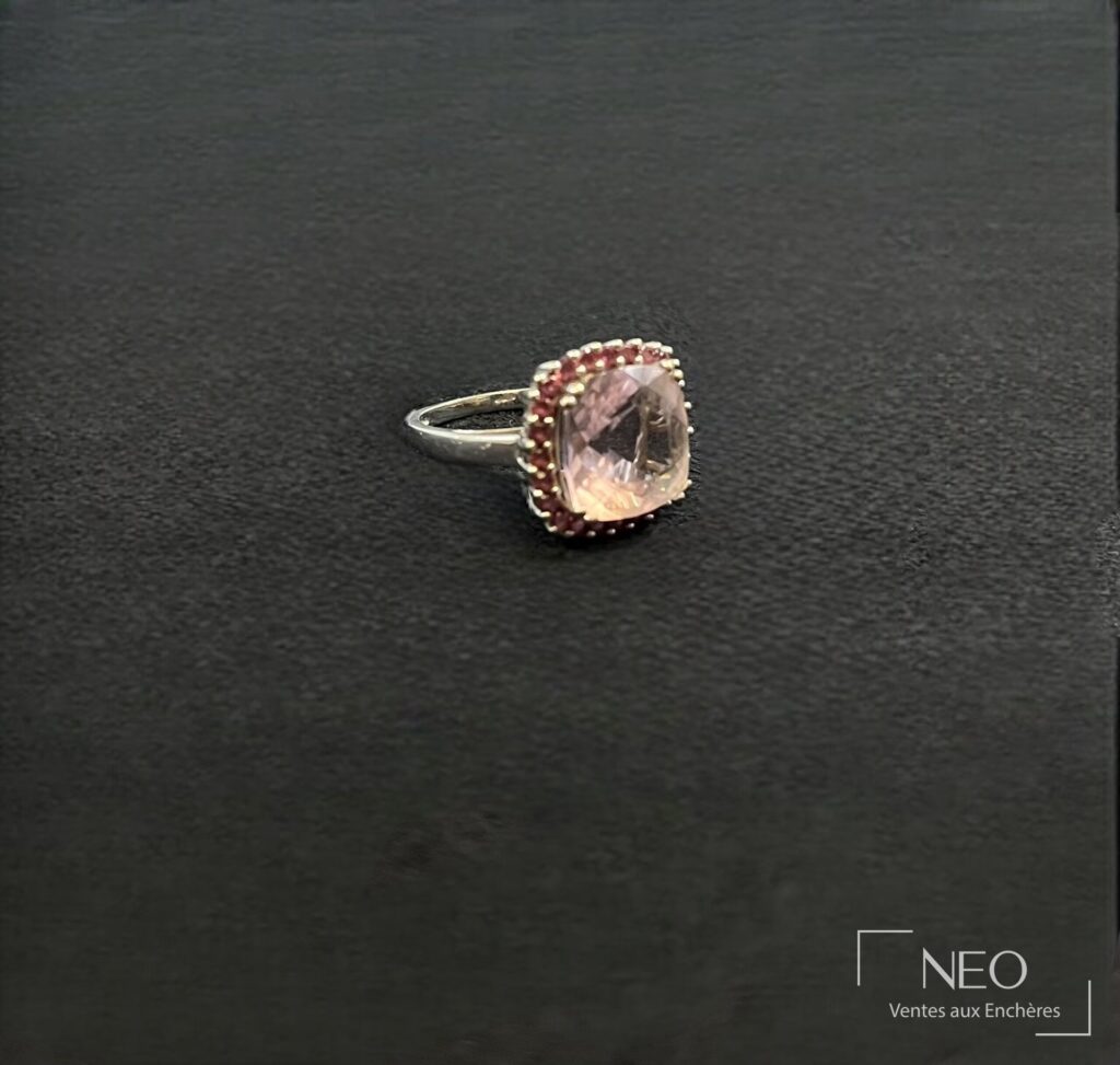Bague en or gris avec pierre rose taille coussin et entourage de petites pierres roses