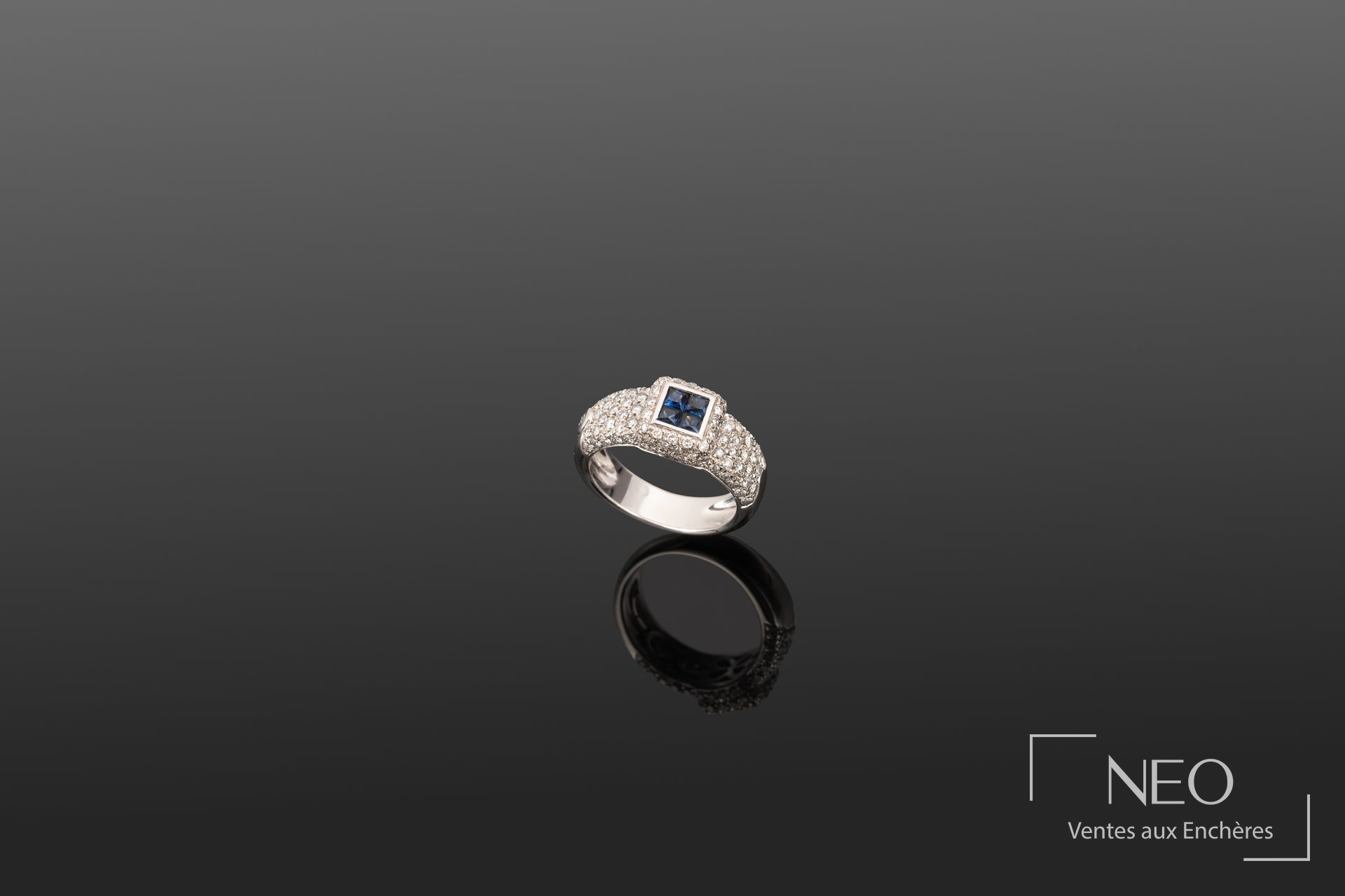 Bague en or gris 18K, saphirs et diamants