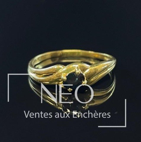 Bague en or jaune 18 carats ornée d’une pierre bleue