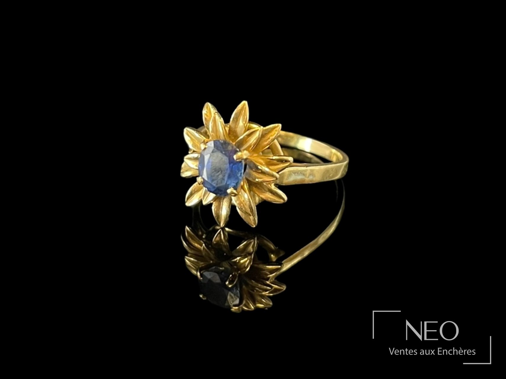 Bague en or jaune 18 carats sertie d&rsquo;une pierre bleue ovale