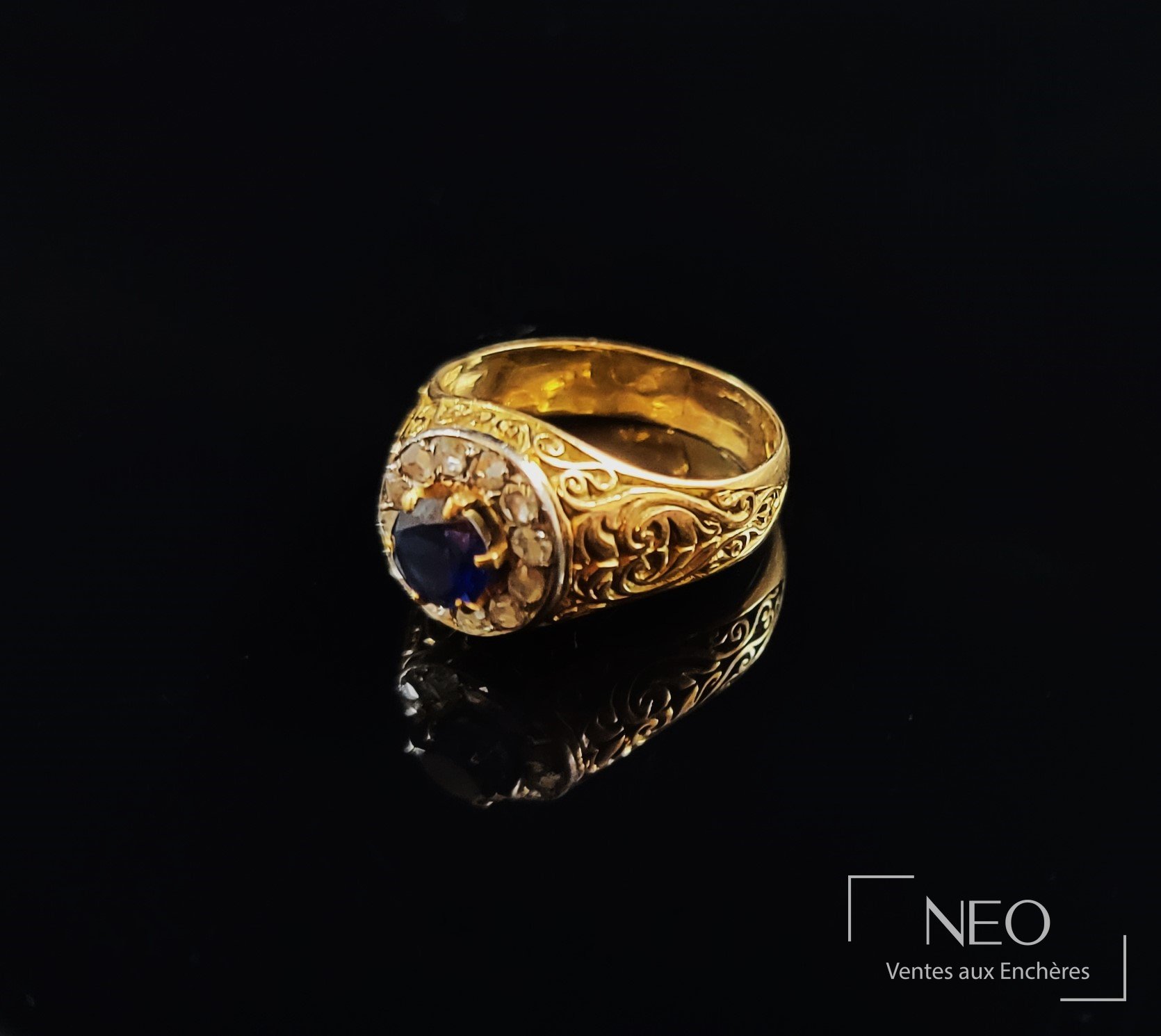 Bague en or jaune 18 carats et platine, saphir synthétique et diamants