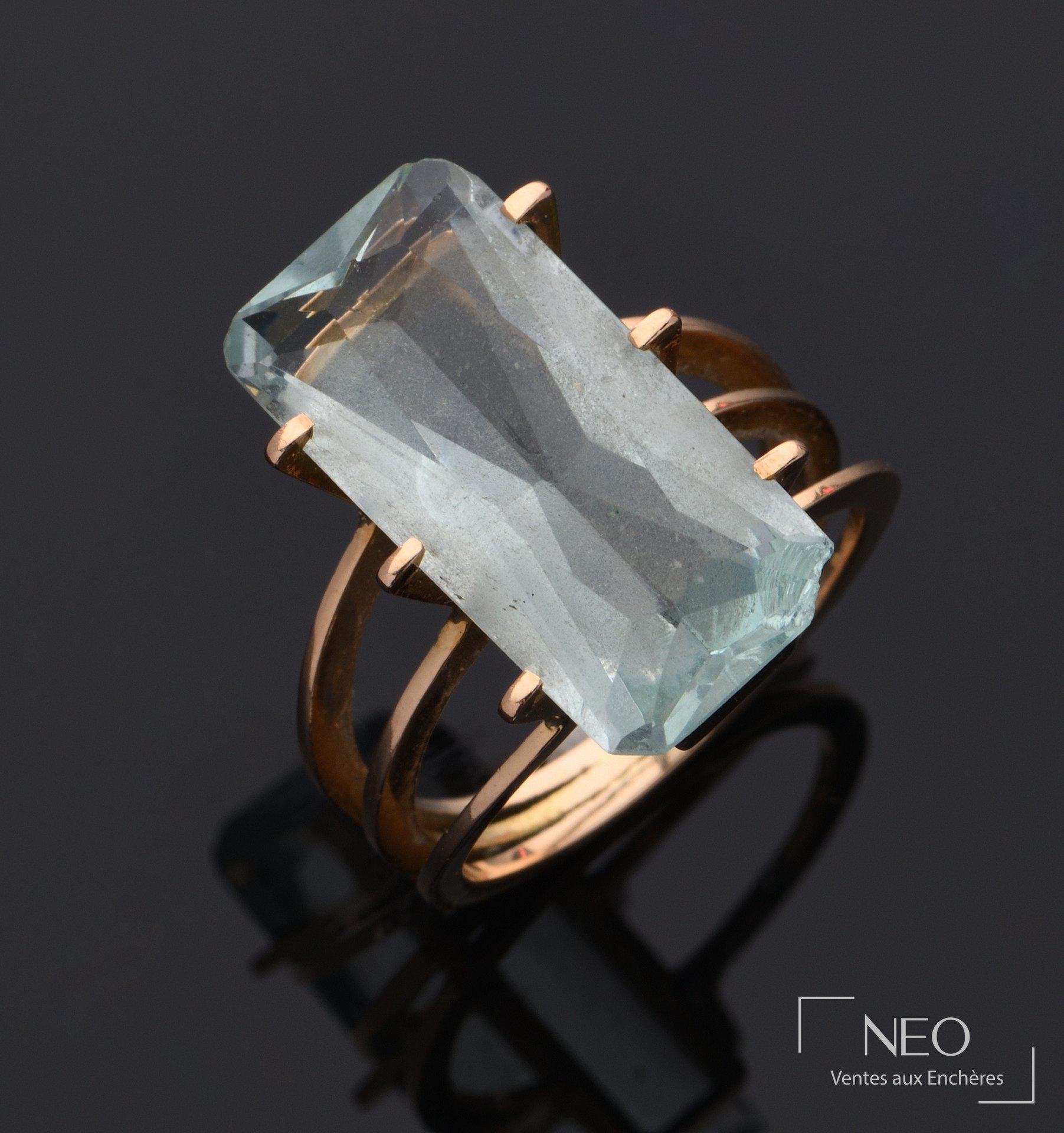 Bague en or jaune 18 carats à pierre bleue taille émeraude
