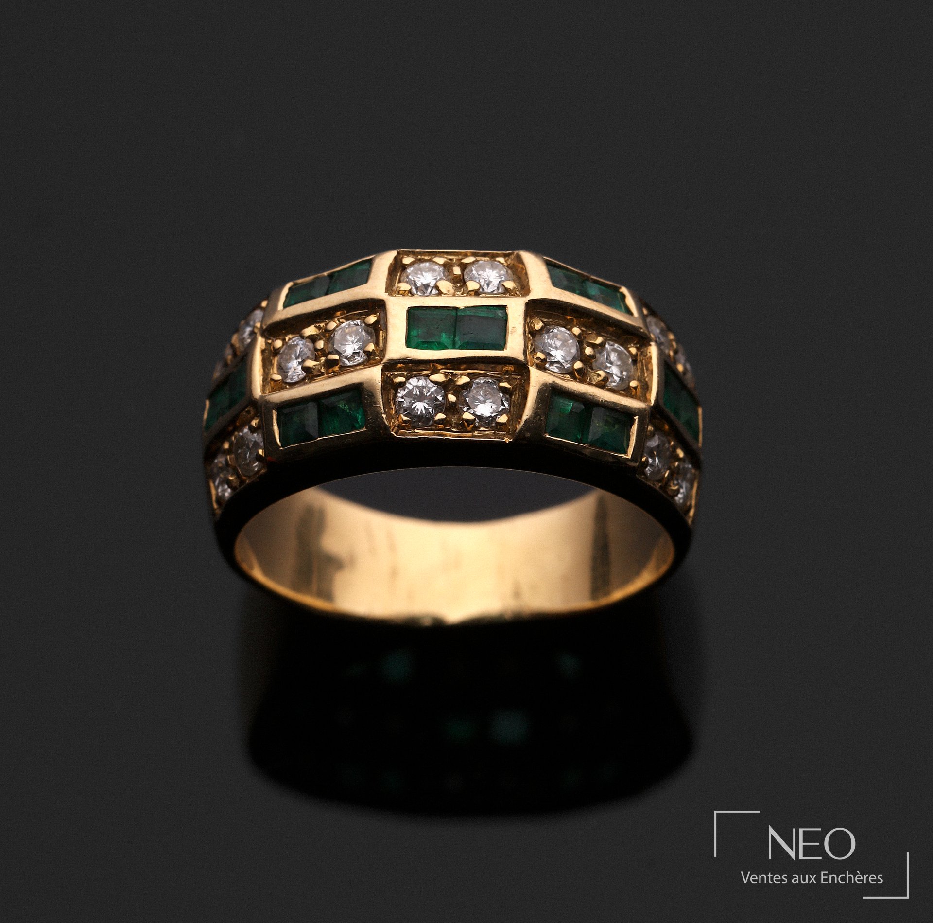 Bague en or jaune 18 carats à pierres vertes et diamants