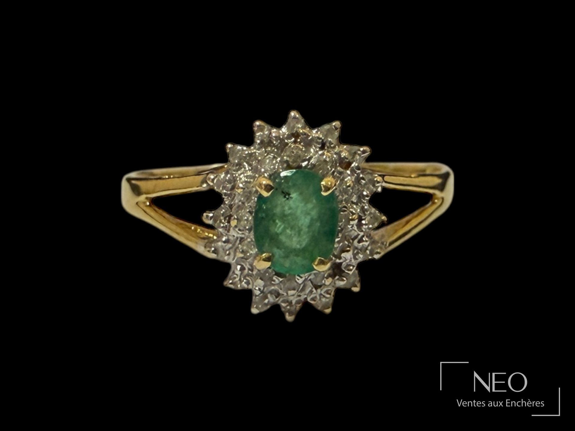 Bague en or jaune 18K avec pierre verte et entourage de pierres blanches