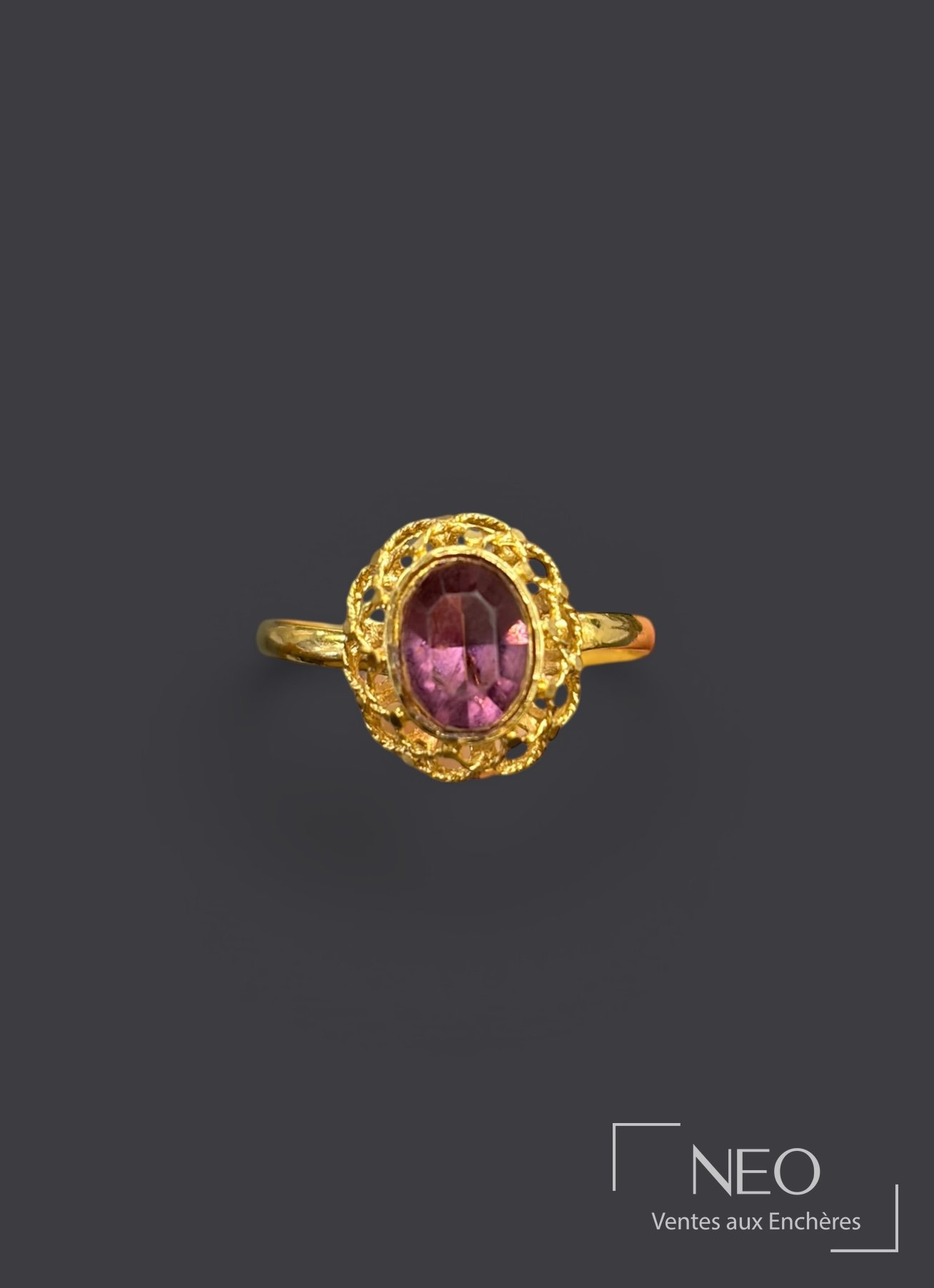 Bague en or jaune 18K ornée d’une pierre violette facettée