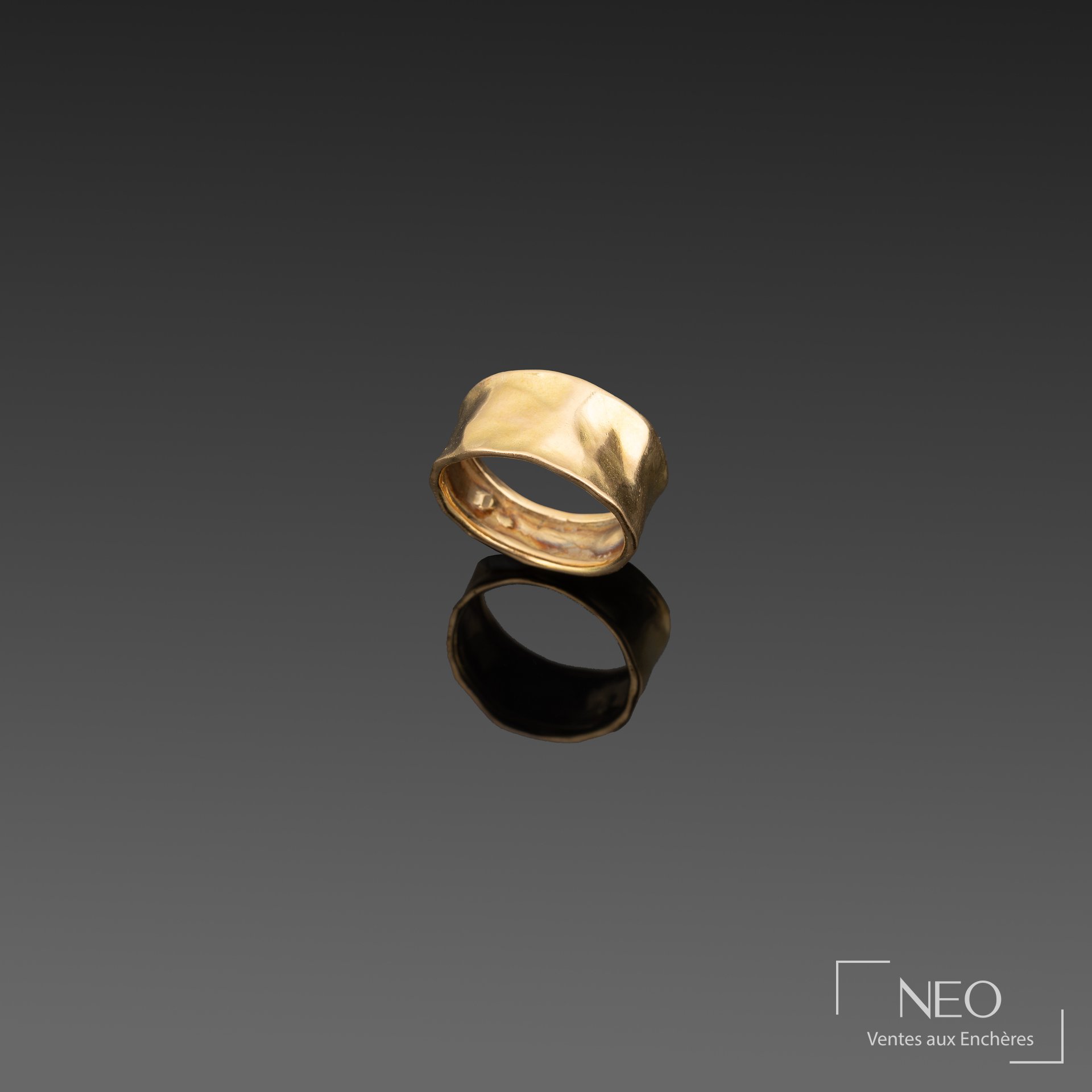 Bague en or jaune 18K à décor martelé
