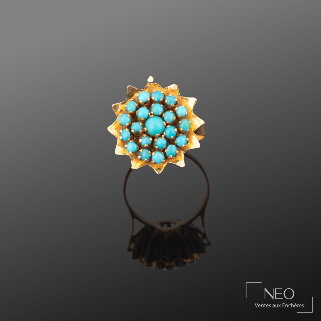 Bague en or jaune ornée d’un plateau étoilé de cabochons turquoise