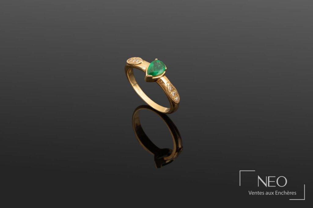 Bague en or jaune 18K sertie d’une émeraude en poire et de brillants
