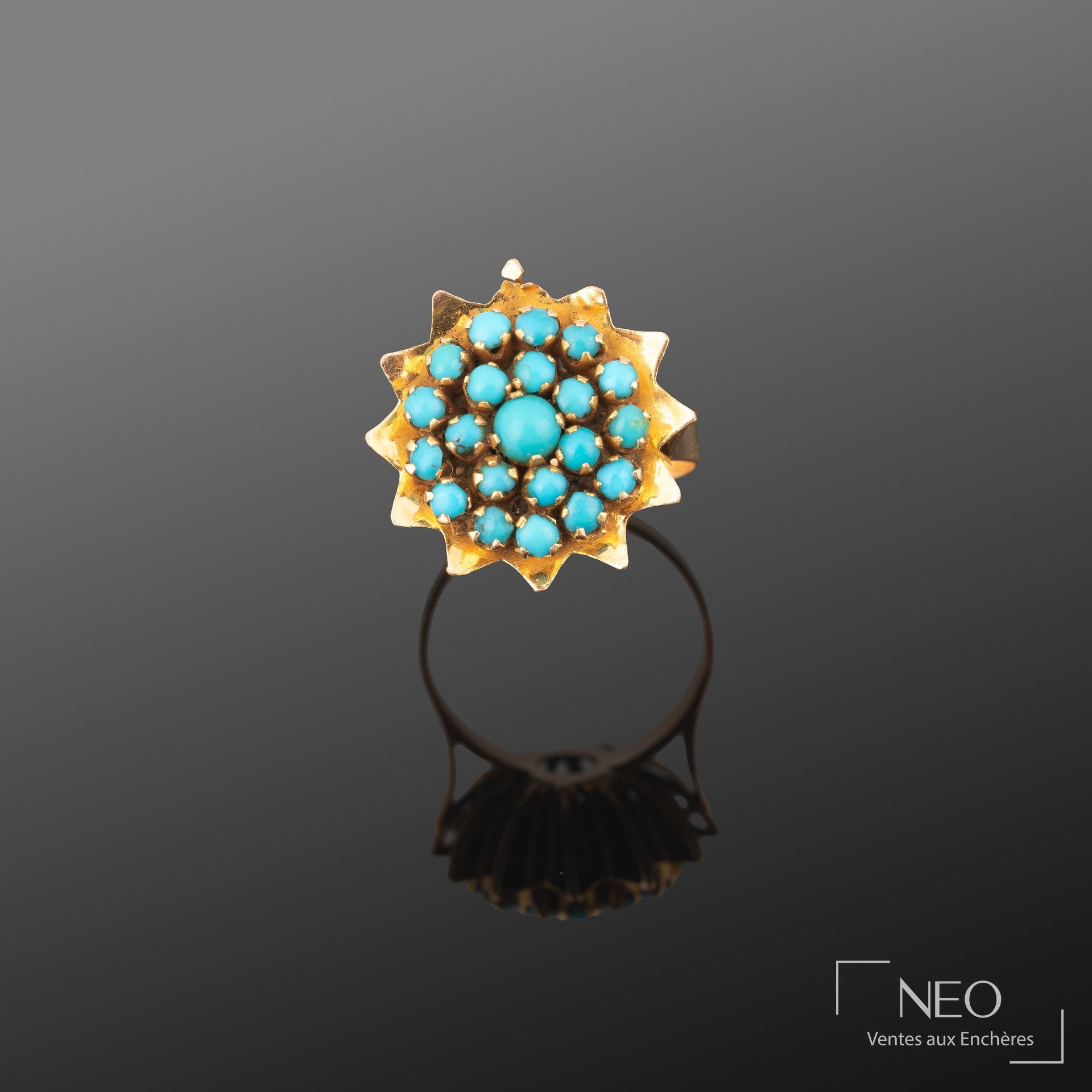 Bague en or jaune 18K sertie de cabochons bleu turquoise