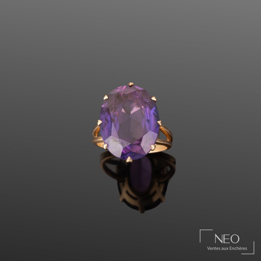 Bague en or jaune avec grande pierre violette facettée en vue de face