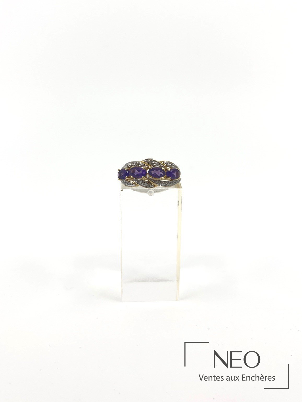 Bague en or jaune 18 carats ornée de quatre améthystes et diamants