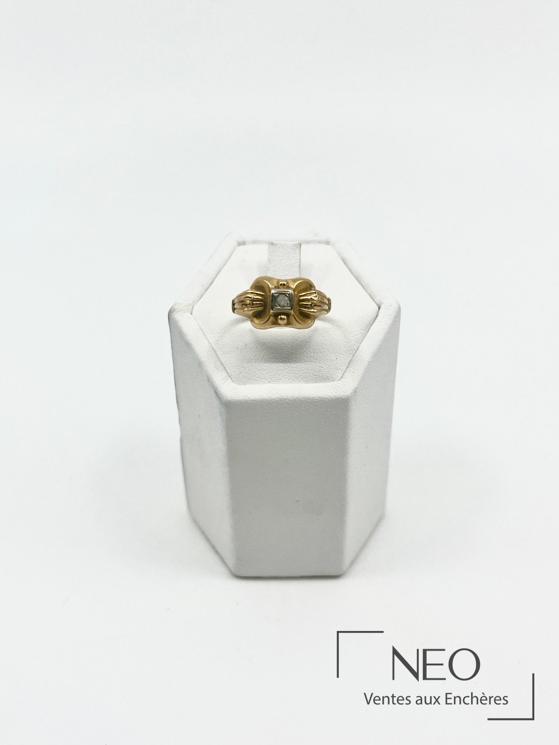 Bague en or jaune 18 carats de style Art Déco sertie d’une pierre blanche