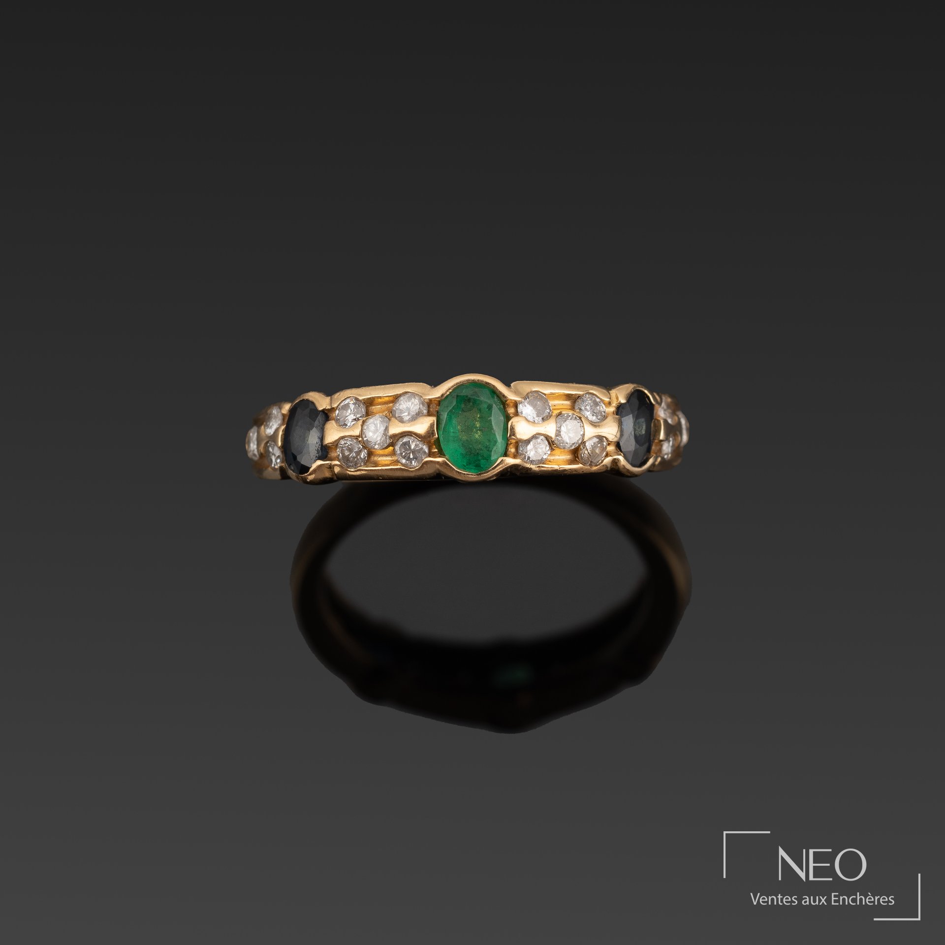 Bague en or jaune 18K sertie de diamants, émeraudes et saphirs