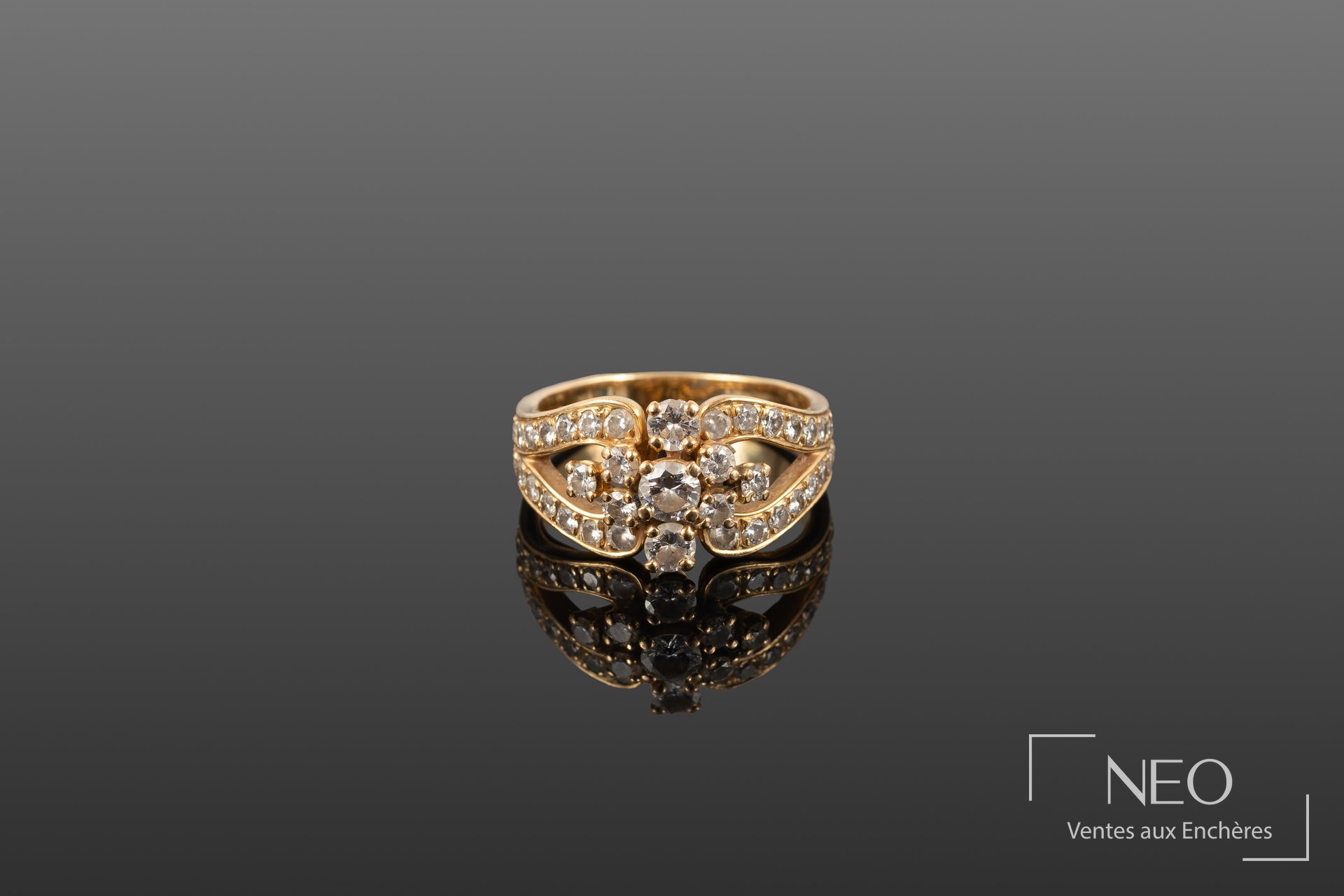 Bague en or jaune 18 carats pavée de diamants
