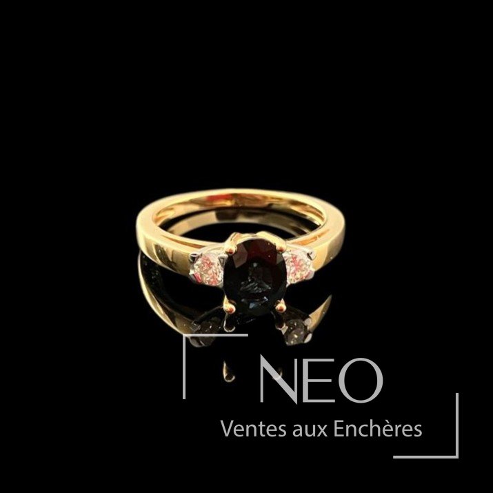 Bague or jaune et gris 18 carats ornée d’une pierre bleue