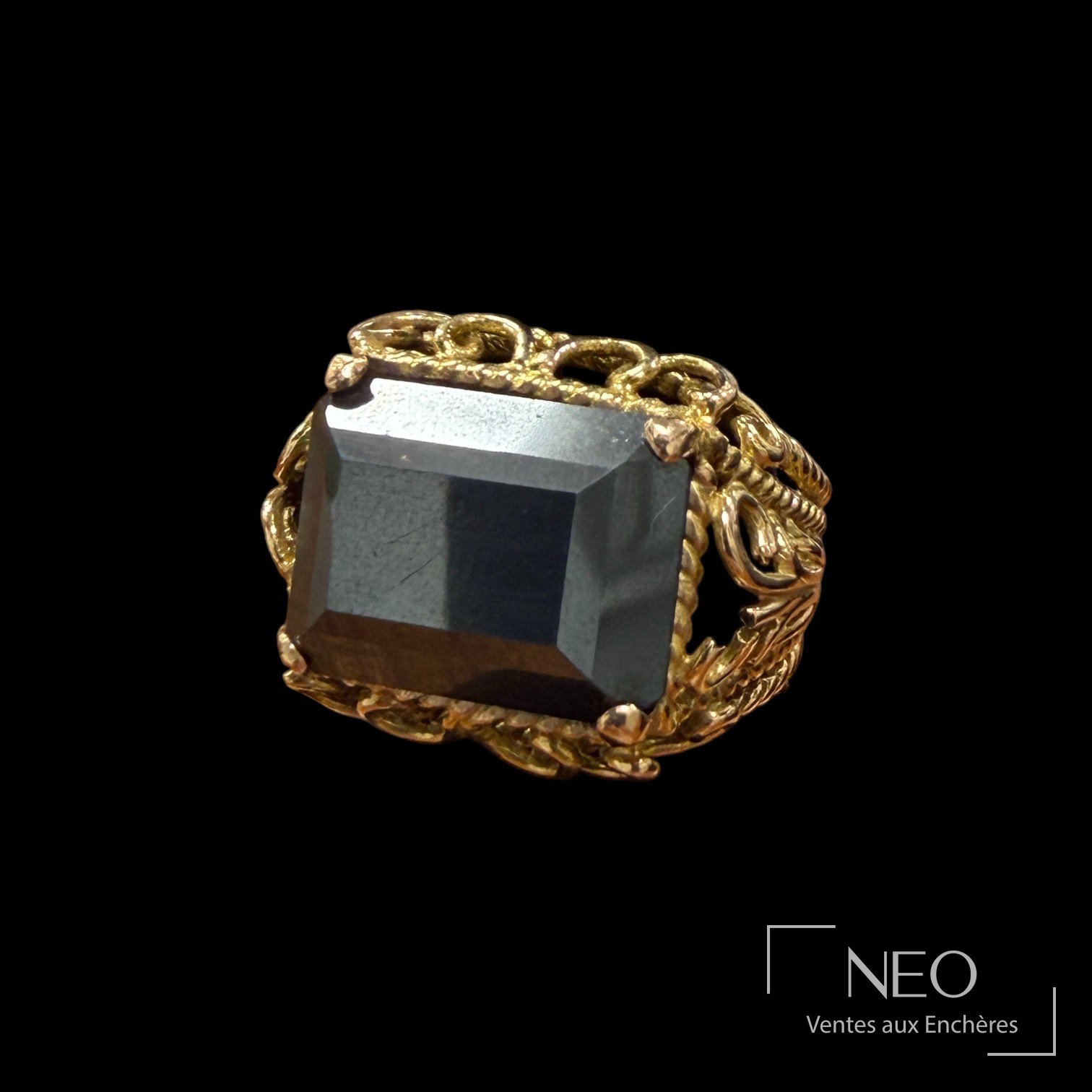 Bague en or jaune 18K à pierre noire