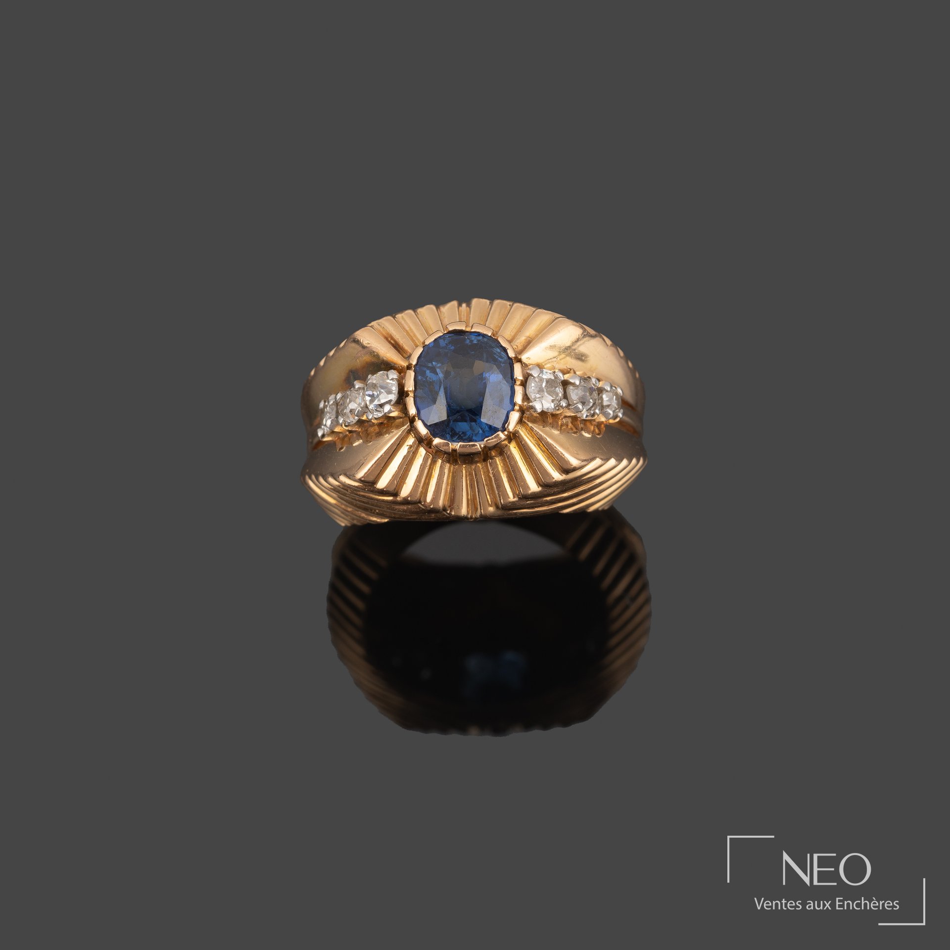 Bague en or jaune 18K et platine, pierre bleue facettée et diamants