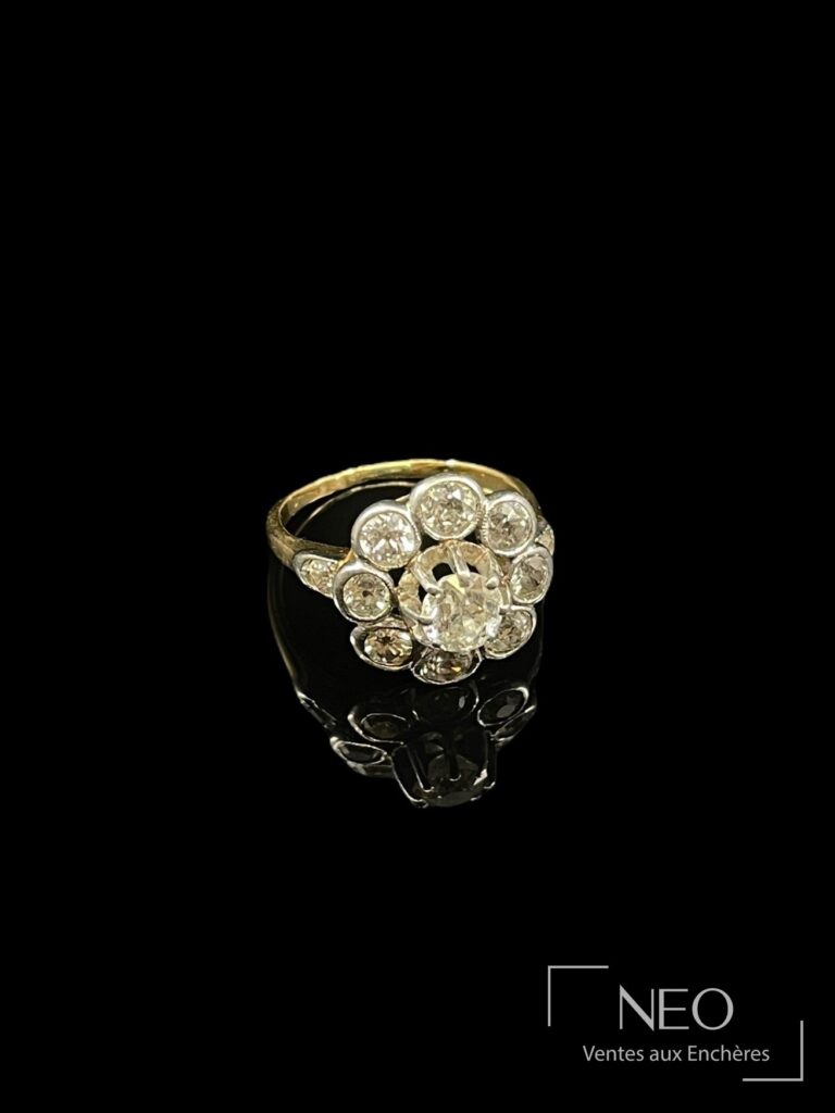 Bague en or jaune et platine sertie d’un diamant central entouré de huit diamants