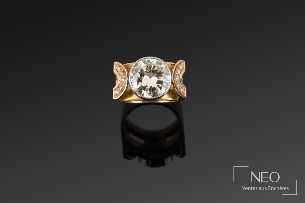 Bague en or jaune et platine avec diamant central taillé brillant