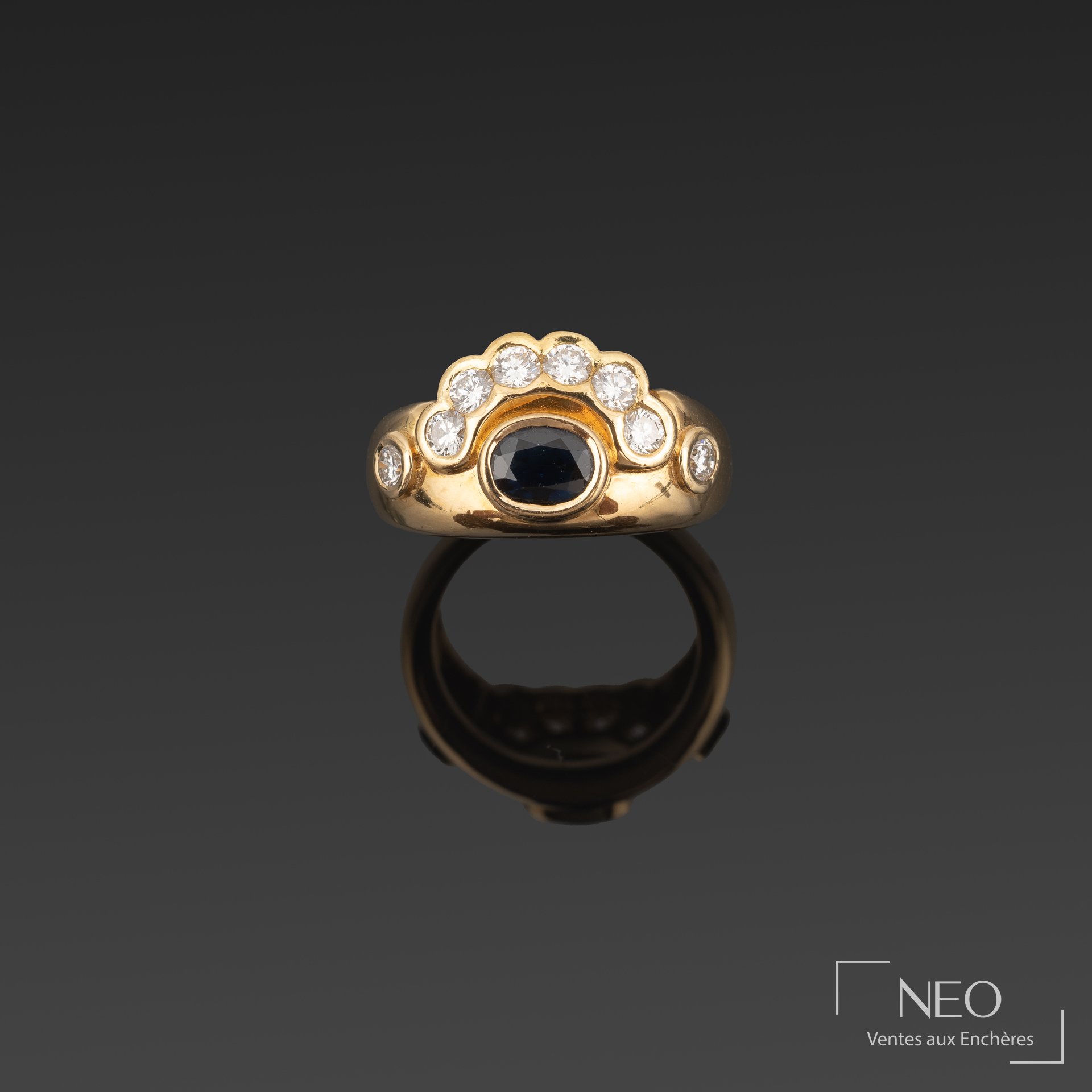 Bague en or jaune 18K sertie d’un saphir et de diamants