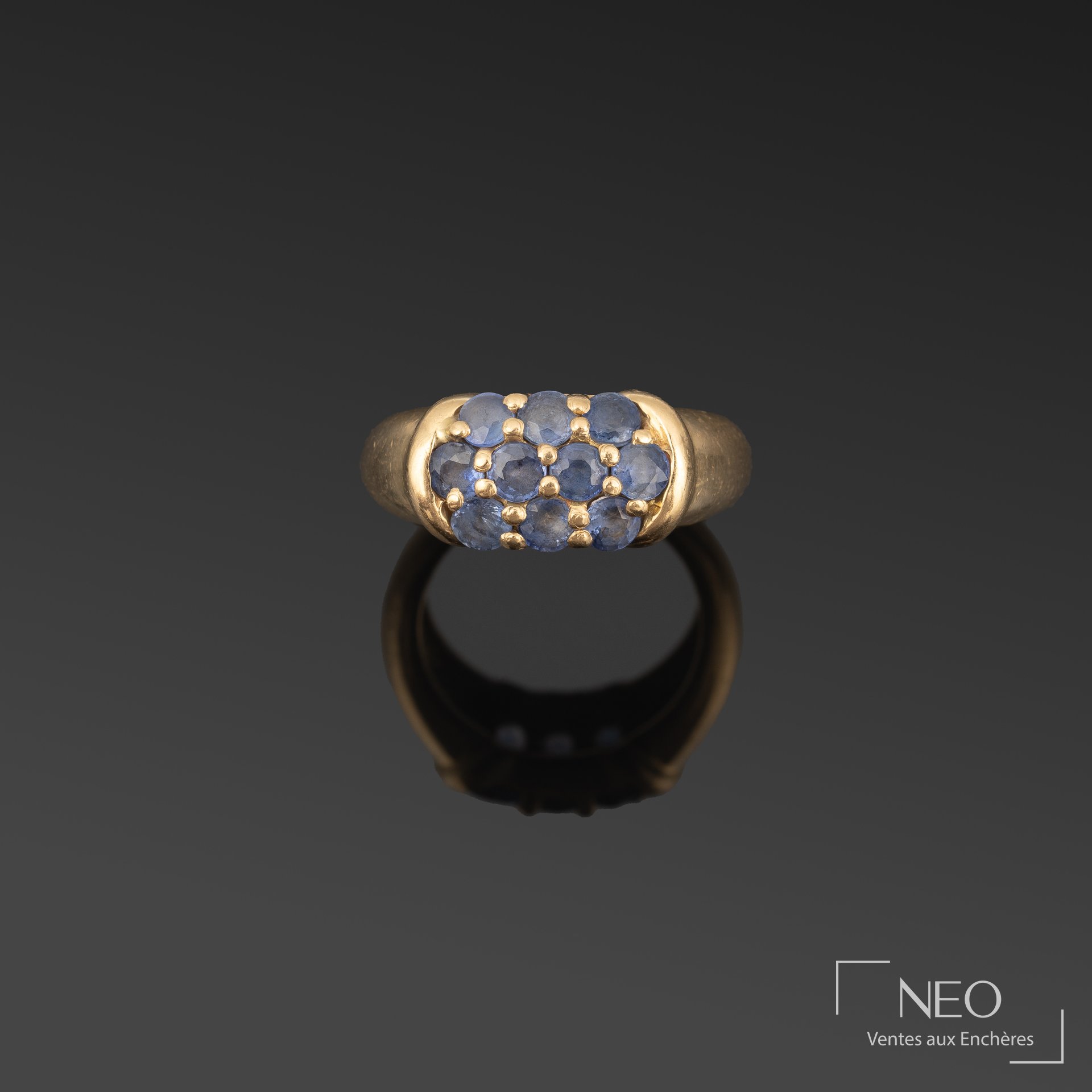 Bague en or jaune 18K sertie de trois lignes de saphirs