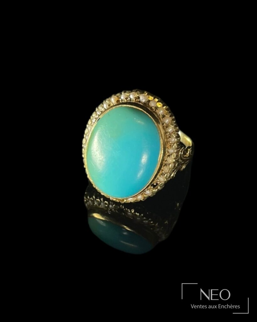 Bague en or jaune avec cabochon turquoise entouré de petites perles blanches