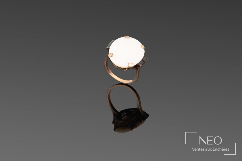 Bague en or rose sertie d'une grande opale ovale