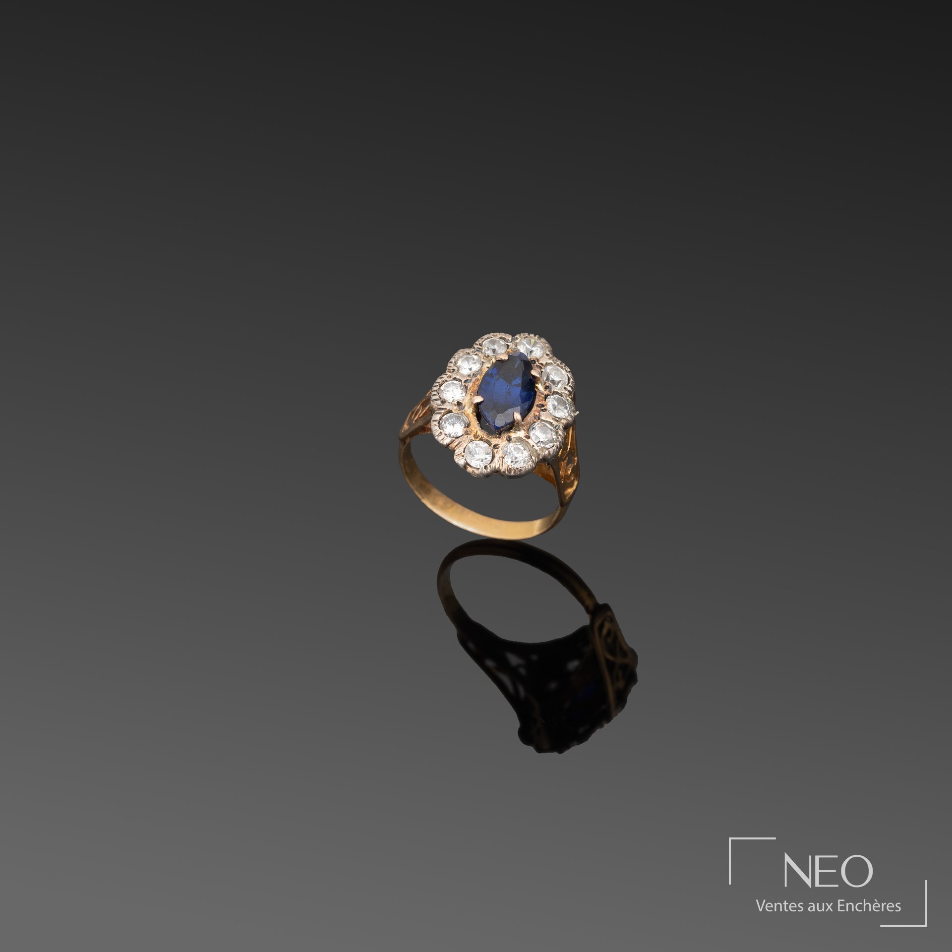 Bague ornée d’une pierre bleue taille navette et pierres blanches