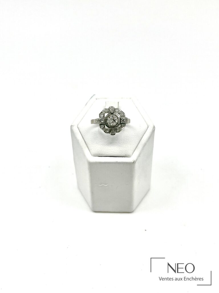 Bague Art Déco en platine avec diamant central et entourage géométrique