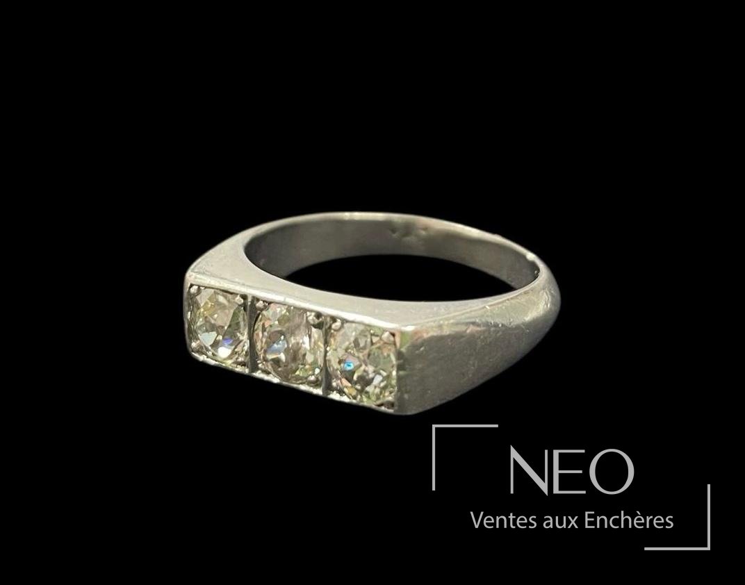 Bague en platine sertie de trois diamants