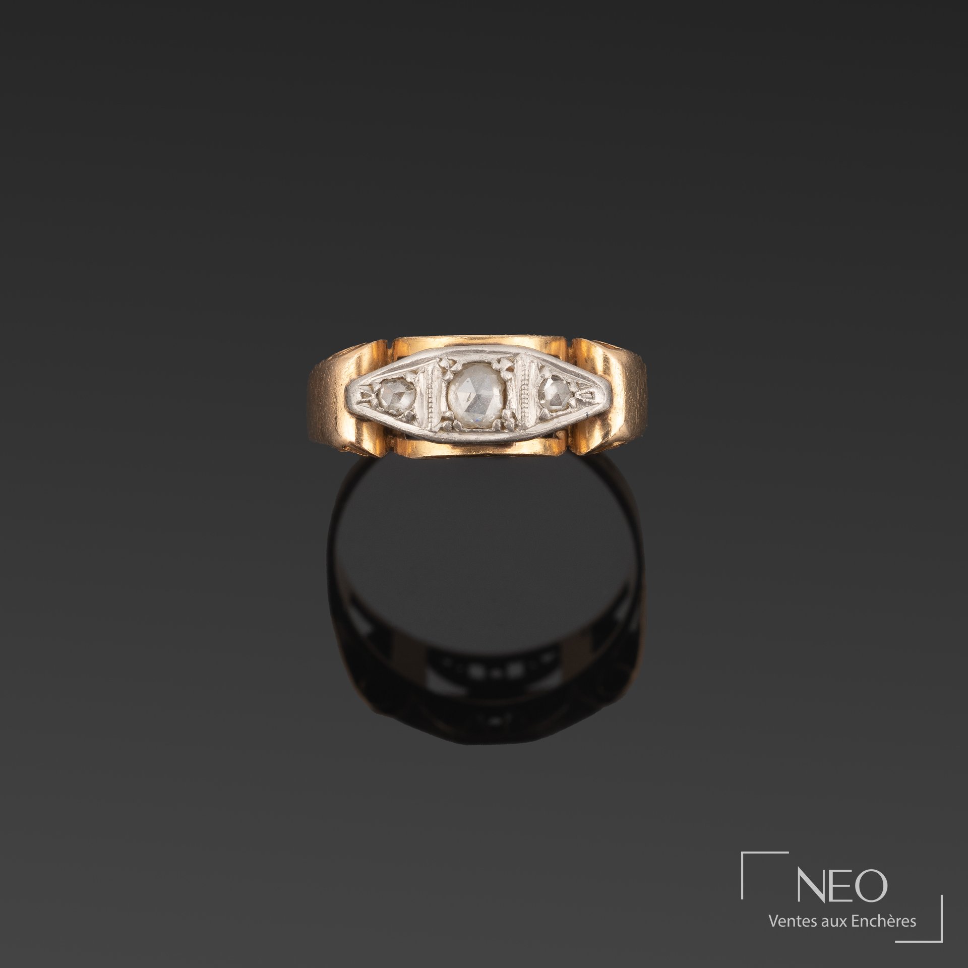 Bague en platine et or jaune 18K réhaussée de trois diamants en rose