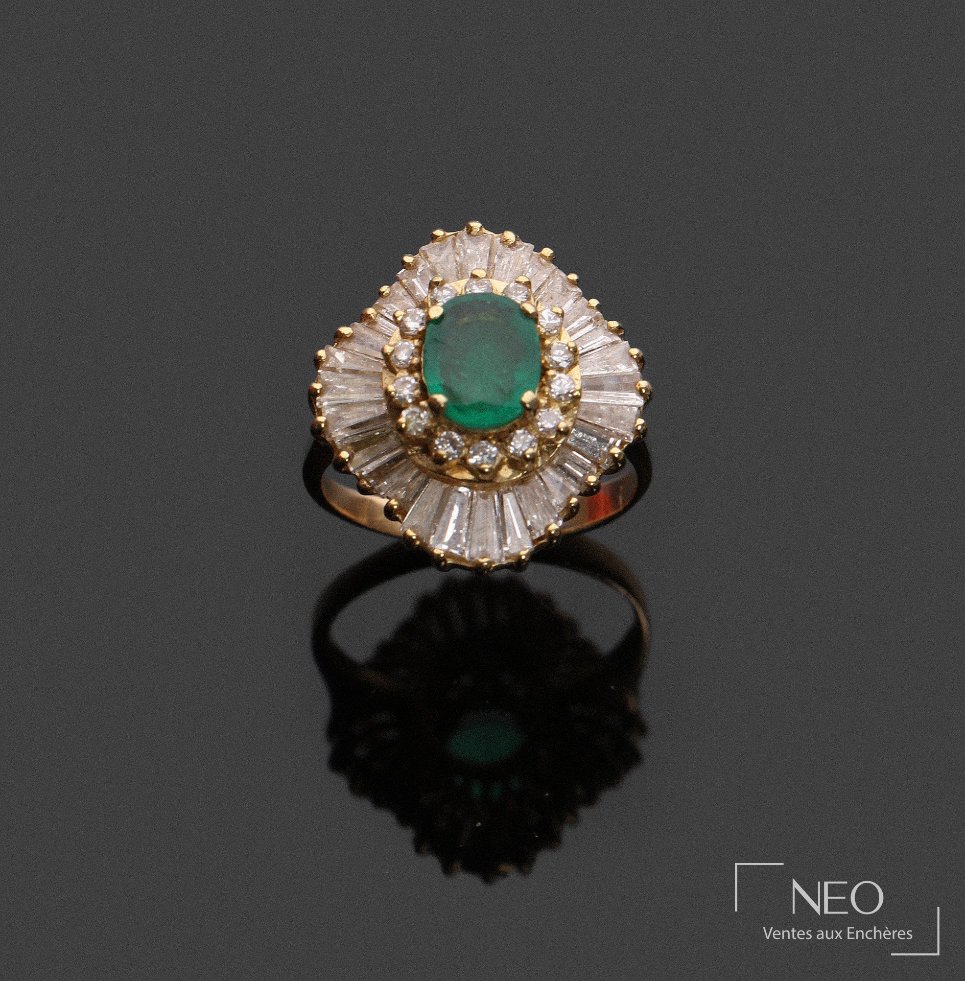Bague pompadour en or jaune 18 carats, pierre verte et diamants