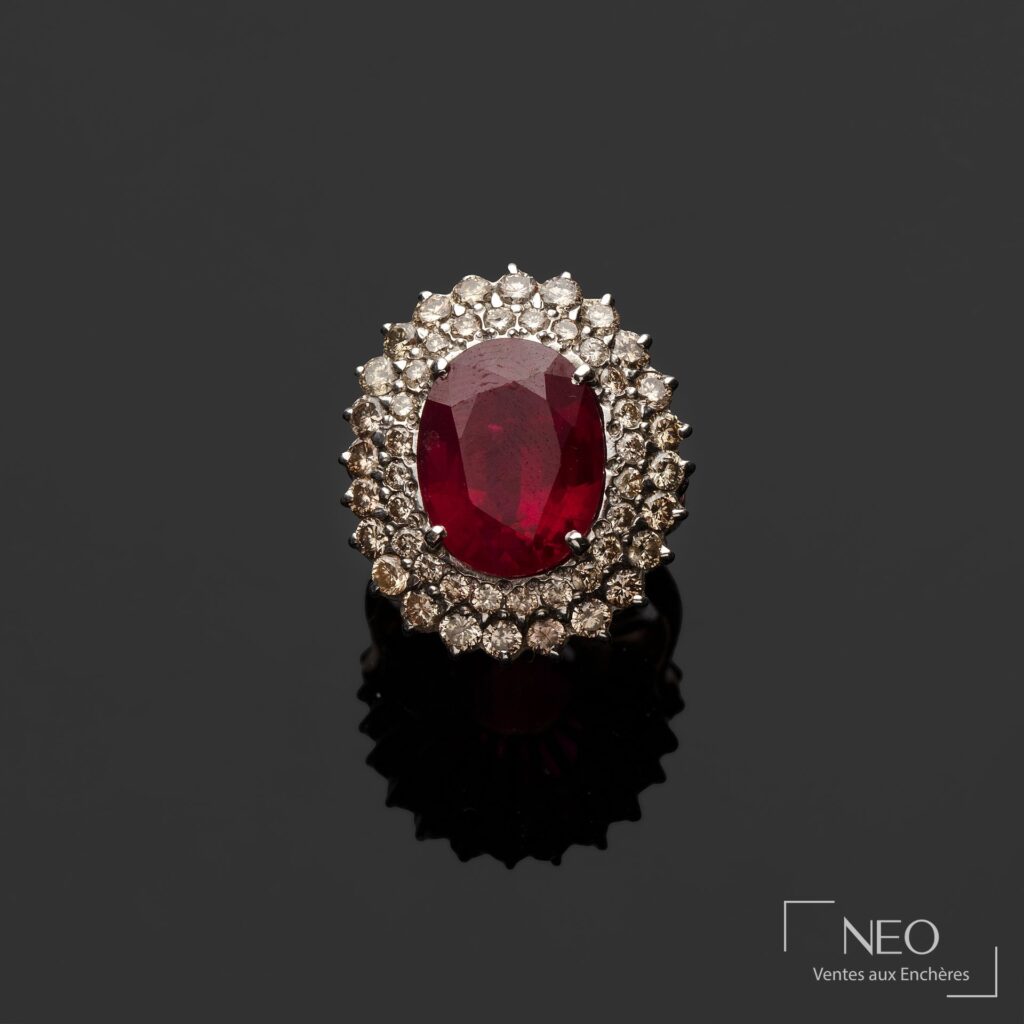 Bague Pompadour en or avec rubis ovale et entourage de diamants