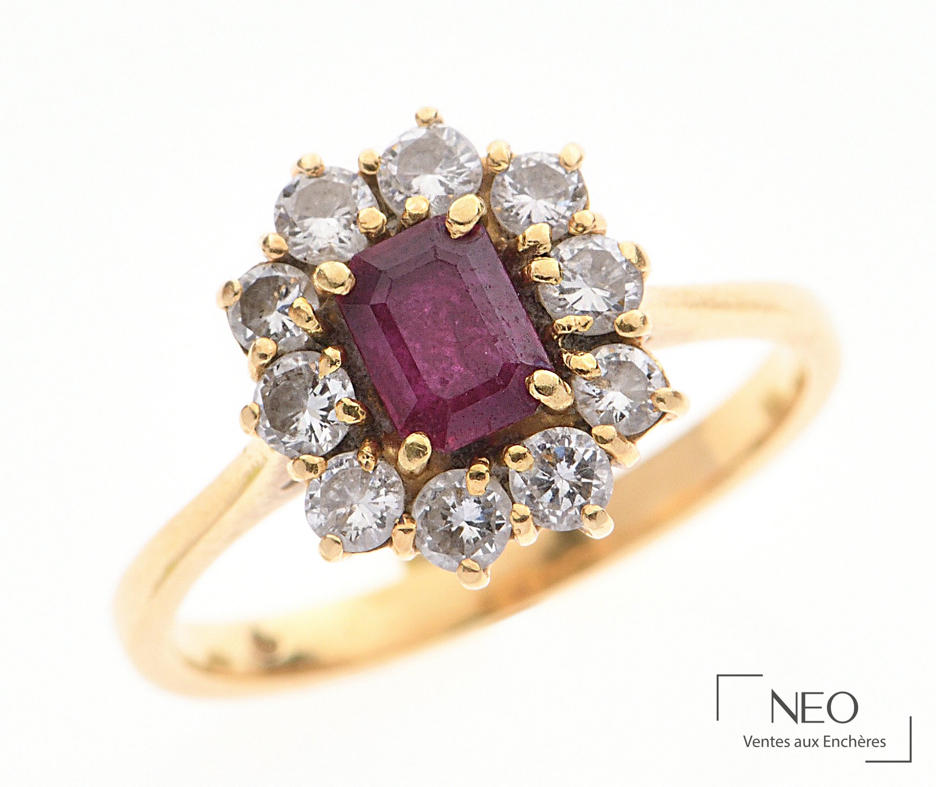 Bague en or à rubis central et entourage de diamants