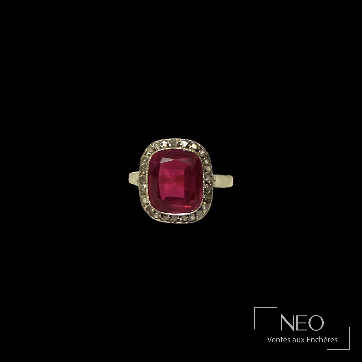 Bague ornée d’un rubis synthétique et diamants, or jaune 18K et platine