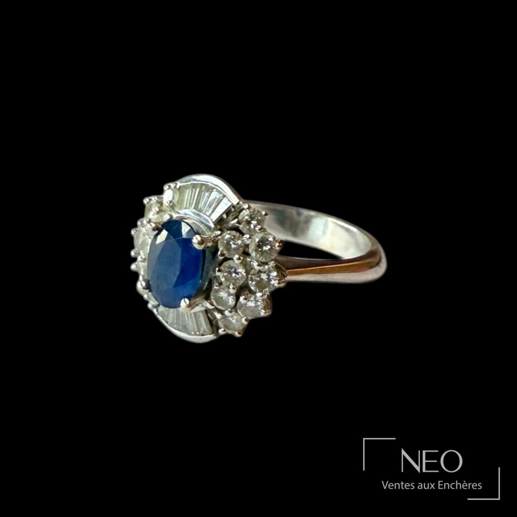Bague en or blanc sertie d'un saphir ovale et de diamants