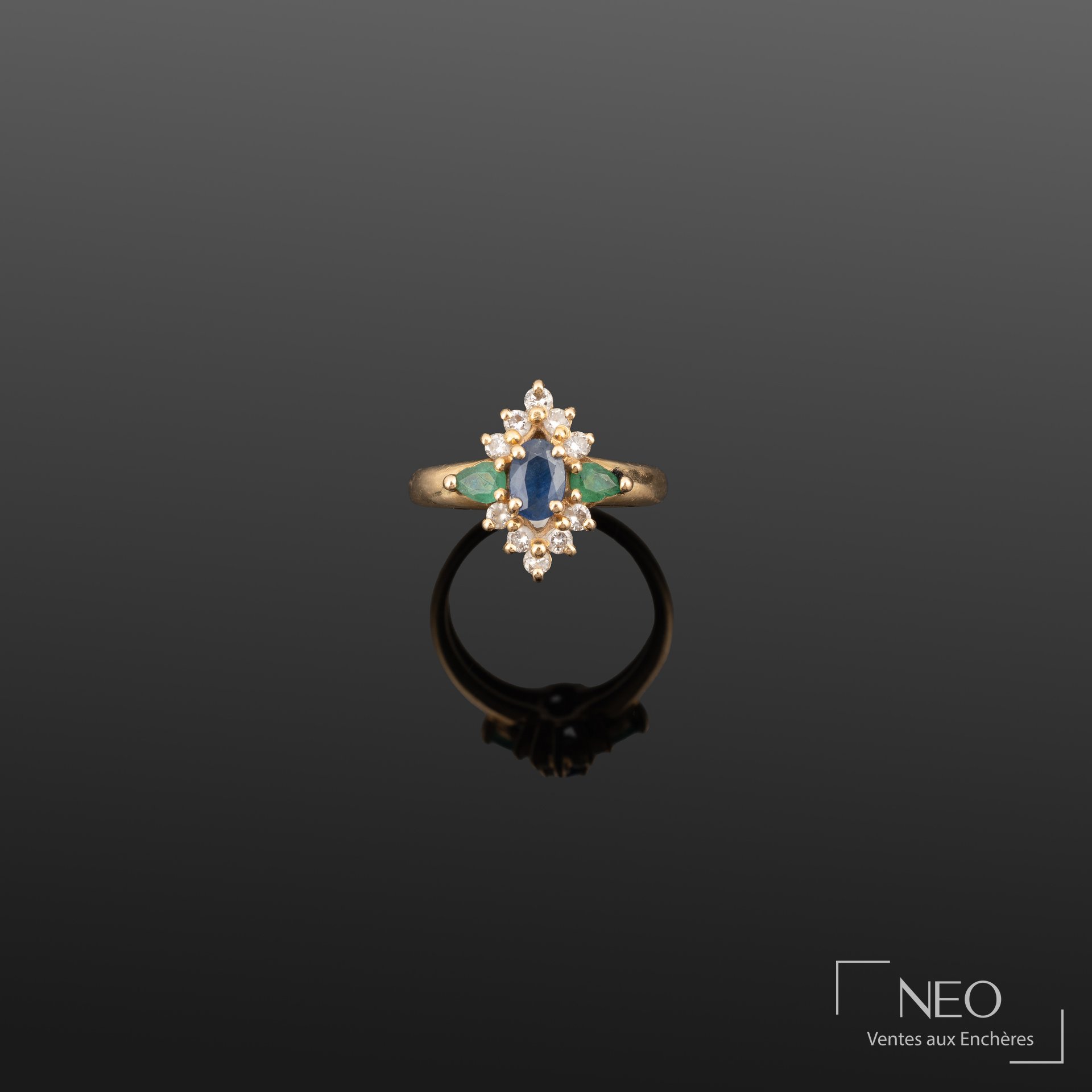 Bague saphir, émeraudes et diamants
