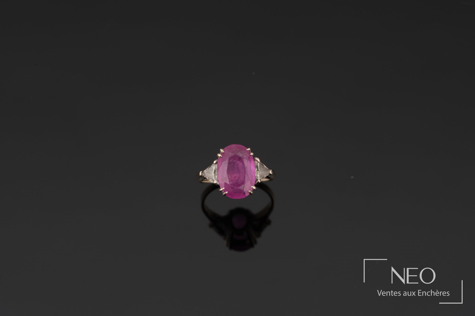Bague en or blanc 18K sertie d’un saphir rose ovale et diamants