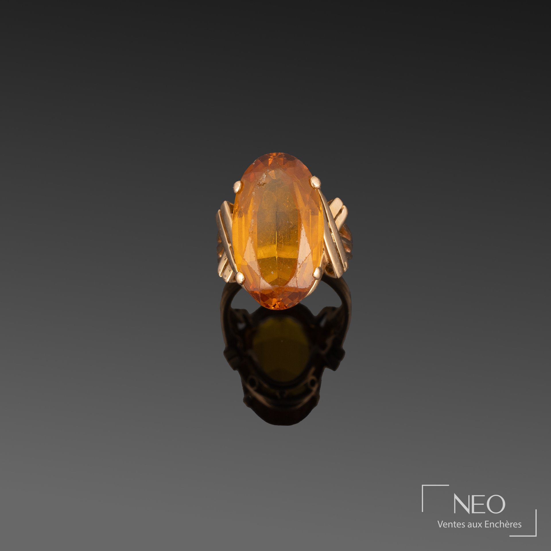 Bague saphir synthétique orange, monture en or jaune 18K à rubans croisés
