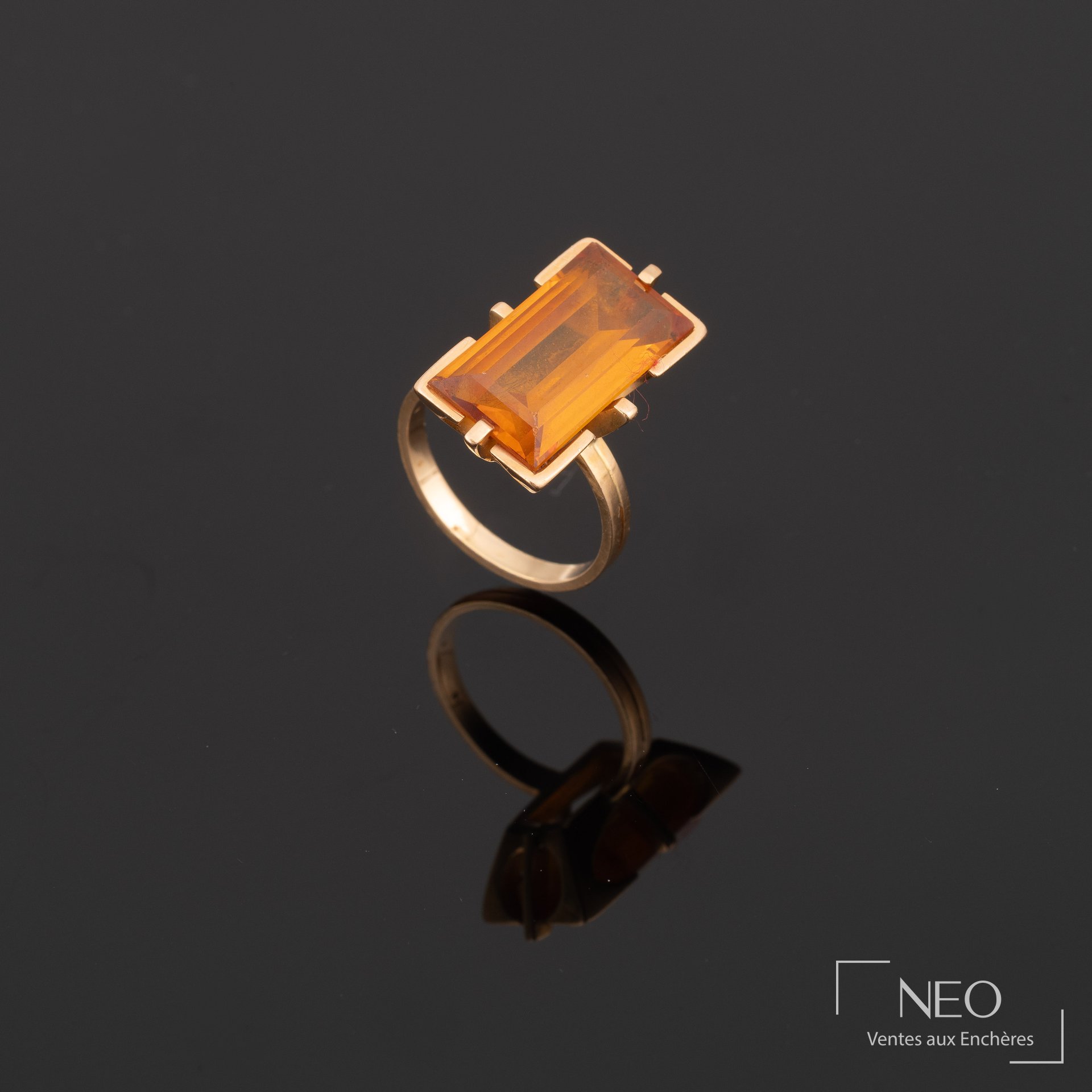 Bague ornée d’un saphir synthétique orange rectangulaire en or jaune 18K